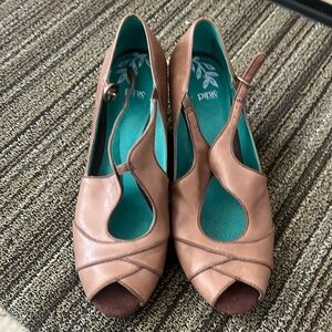 Brown leather peep toe heels 9M